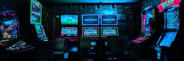 竞技射击游戏《极限突击》游戏截图 - 第一人称视角下的城市巷战画面