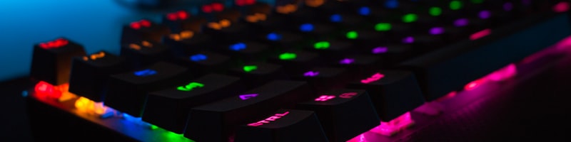 卡牌对战游戏《符文战争》主视觉图 - 展示精美卡牌和魔法特效的桌面