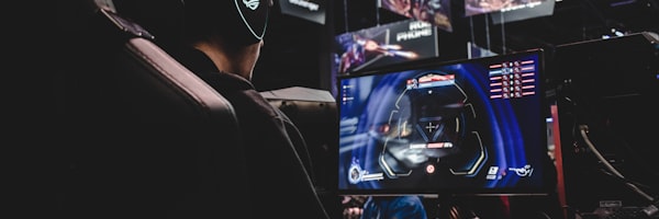 体育竞技游戏《街头篮球王》游戏画面 - 卡通风格角色正在进行街头篮球比赛