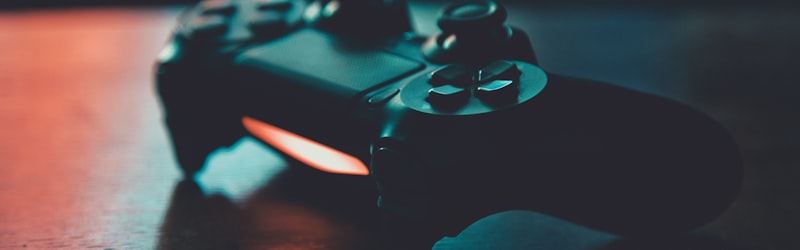 热门战略游戏《星际指挥官》宣传图 - 未来科幻风格的太空舰队对战场景